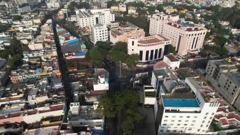 Un-Vídeo-Aéreo-Muestra-En-El-Centro-El-Territorio-De-Unión-De-Puducherry,-India,-Antigua-Colonia-Francesa.