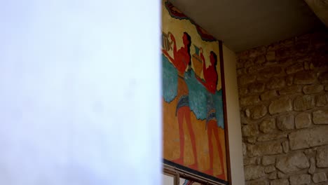 Grandes-Frescos-En-El-Palacio-De-Knossos-Con-Colores-Vibrantes,-Creta,-Grecia,-Famoso-Sitio-Arqueológico