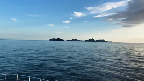 Heimaey-Insel-In-Der-Nähe-Von-Island-An-Einem-Sonnigen-Tag,-Blick-Vom-Fahrenden-Schiff