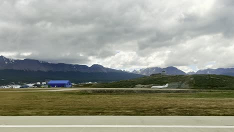 POV-Del-Pasajero-Del-Avión-Rodando-En-La-Pista-Del-Aeropuerto-Internacional-De-Ushuaia-Malvinas