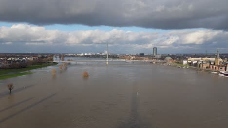 The-Rhein-River-at-dusk,-Dusseldorf,-Germany