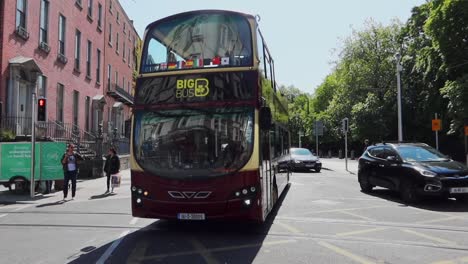 Autobús-Turístico-De-Dos-Pisos-Girando-A-La-Derecha-En-Una-Esquina-De-La-Calle-De-La-Ciudad-De-Dublín