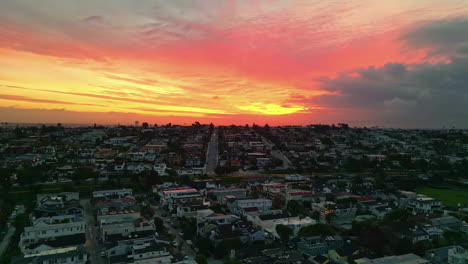 Luftaufnahme-über-Dem-Viertel-Manhattan-Beach,-Abenddämmerung-In-Los-Angeles,-USA
