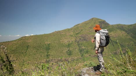 Ein-Westlicher-Wanderer-In-Ostafrika-Blickt-über-Einen-Tropischen-Berg-In-Ein-Tal