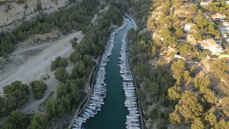 Luftaufnahme-Von-Festgemachten-Booten-Und-Segelbooten-In-Der-Bucht-Des-Calanque-Nationalparks,-Französische-Riviera,-Enthüllt-Drohnenschuss