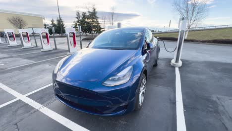 Tesla-Model-Y-Wird-An-Einer-Supercharger-Anlage-Aufgeladen