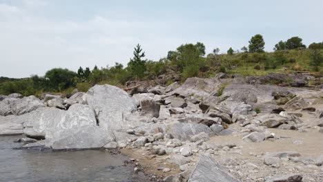 Felsen,-Stein,-Wasserlandschaft,-Flusslauf-Sierras-Bei-Calamuchita,-Córdoba,-Argentinien