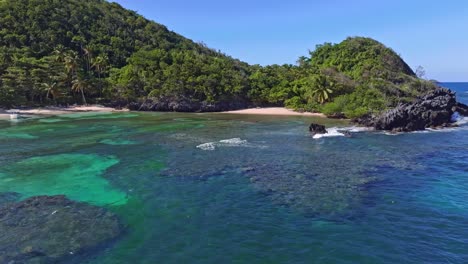 Luftaufnahme-Per-Drohne-Vom-Strand-Playa-Ermitano-Und-Dem-Blauen-Meerwasser-In-Der-Dominikanischen-Republik