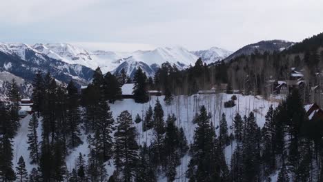 Beautiful-snowy-winter-landscape-reveal-over-tree-line,-Rocky-Mountains,-Telluride,-Colorado