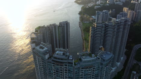 Reflejo-De-La-Puesta-De-Sol-En-El-Contexto-De-Los-Edificios-Residenciales-De-Gran-Altura-En-Hong-Kong