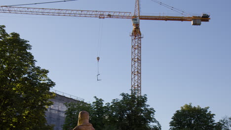 Una-Vista-De-Una-Grúa-De-Construcción-Contra-Un-Fondo-De-Cielo-Azul-En-Baden-baden,-Alemania---Tiro-De-ángulo-Bajo