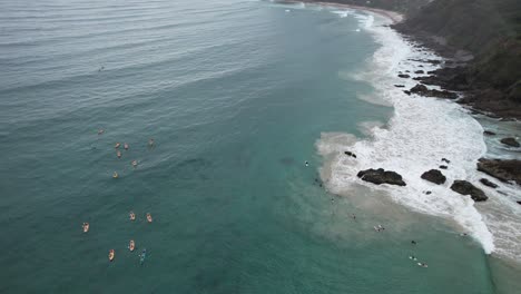 Der-Pass-Beach-Mit-Surfern-In-NSW,-Australien-–-Luftaufnahme-Einer-Drohne