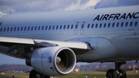 Avión-De-La-Aerolínea-Air-France-Rodando-Lentamente-En-La-Pista-Del-Aeropuerto-Francés-De-Biarritz