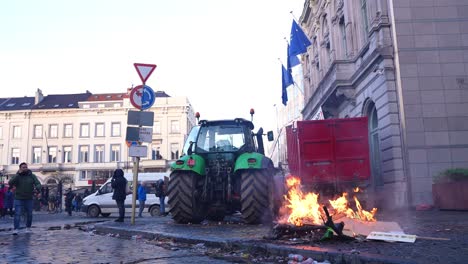 Los-Agricultores-Protestaban-Durante-La-Cumbre-De-La-UE-Frente-Al-Parlamento-Europeo-En-La-Plaza-De-Luxemburgo---Bruselas,-Bélgica