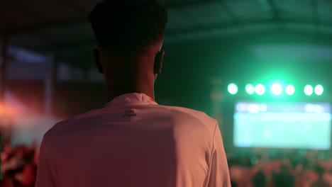 Joven-Aficionado-Al-Fútbol-De-Costa-De-Marfil-Observando-Tensamente-El-Partido-De-Costa-De-Marfil,-Copa-Africana-De-Naciones-2023,-Abidjan