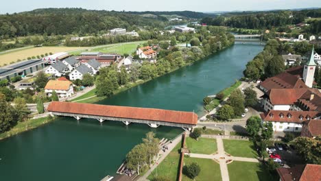 Luftaufnahme-Einer-Kleinen-Mittelalterlichen-Stadt-Neben-Dem-Fluss-Aare