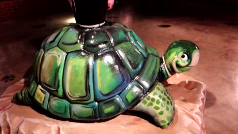 Lustiger-Besucher,-Der-Versucht,-Ein-Schwarzes-Bier-Zu-Trinken,-Das-über-Einer-Schildkrötenstatue-Im-Guinness-Storehouse-Steht