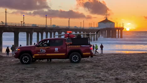 Camión-Salvavidas-Del-Condado-De-Los-Ángeles-En-El-Muelle-De-Manhattan,-Puesta-De-Sol-En-California,-Estados-Unidos