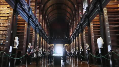 Vertikale-Ansicht-Des-Berühmten-Langen-Raums-In-Der-Alten-Bibliothek-Des-Trinity-College