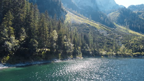 Luftaufnahmen-Einer-Drohne-Fangen-Die-Unberührte-Schönheit-Des-Hallstättersees-Im-Herzen-Der-Alpen-Ein