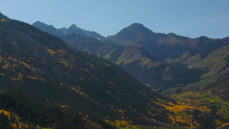 Colorado-Sommer-Herbst-Herbstfarben-Luftdrohne-Filmisch-Espe-Schneemassen-Berg-Kastanienbraune-Glocken-Pyramidenspitze-Wunderschön-Atemberaubend-Blauer-Himmel-Mittag-Sonnig-Kreis-Richtig-Langsam-Bewegung