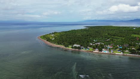 Tropische-Insel-Mit-Stadt-Und-Resort-In-Agojo,-San-Andres,-Catanduanes-Island,-Philippinen