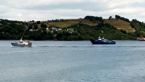 Fishing-boats-cruising-the-Seascape-in-the-Dalcahue-Canal,-Chile