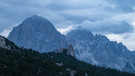 Stimmungsvolle-Atmosphäre-In-Den-Dolomiten-Mit-Fließenden-Wolken,-Zeitraffer