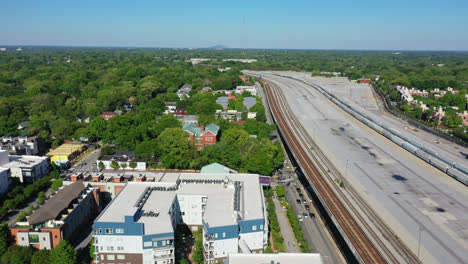 Amerikanische-Nachbarschaft-Neben-Der-Eisenbahn-Mit-Parkendem-Zug-In-Einem-Vorort-Von-Atlanta-City,-USA