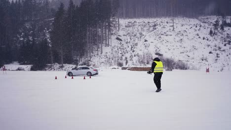 Person-Trägt-Grüne-Reflektierende-Sicherheitsjacke-Und-Film-Winter-Drift-Event