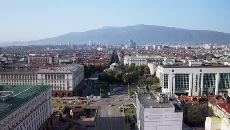 Geschäftiges-Stadtleben-In-Sofia,-Bulgarien-Mit-Berühmter-Alter-Kirche,-Skyline-Aus-Der-Luft