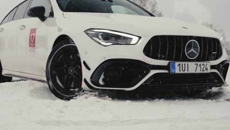 Coche-Atascado-En-Nieve-Densa-En-La-Pista-De-Carreras-De-Deriva-Durante-Las-Nevadas,-Patinaje-De-Neumáticos