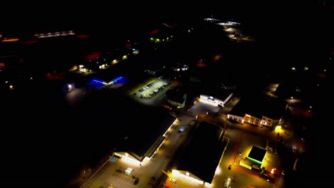 Vista-Aérea-Nocturna-Del-Paisaje-Urbano-Con-Luces-Brillantes-De-La-Ciudad