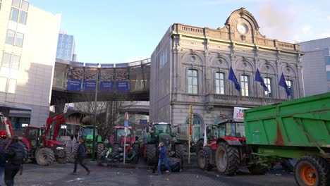 Bauern-Protestieren-Während-Des-EU-Gipfels-Vor-Dem-Europäischen-Parlament-Auf-Dem-Luxemburger-Platz-–-Brüssel,-Belgien
