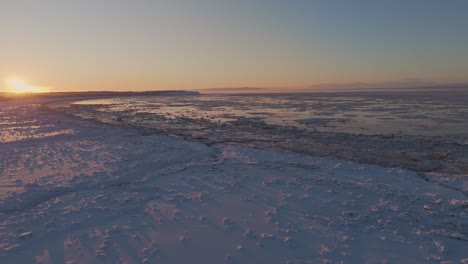 Farbenfroher-Sonnenuntergang-über-Einem-Zugefrorenen-See-Und-Einer-Verschneiten-Küste-In-Alaska