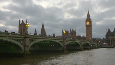 Puente-De-Westminster-Sobre-El-Río-Támesis-Con-El-Big-Ben-Y-La-Cámara-De-Los-Lores-Al-Fondo