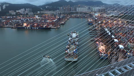 Containerhafen-Von-Hongkong-Mit-Großem-Containerschiff---Launisches-Wetter,-In-Der-Abenddämmerung