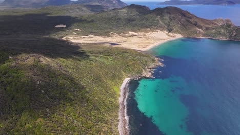 Atemberaubende-Küstenlandschaft-Mit-Sanddünen,-Strand-Und-Bergen