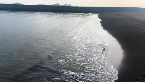 Playa-De-Arena-Negra-En-Landeyjahöfn,-Islandia,-Vista-De-ángulo-Alto