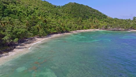 Abgelegener-Paradiesischer-Strand-Mit-Türkisblauem-Wasser-Im-Karibischen-Regenwald