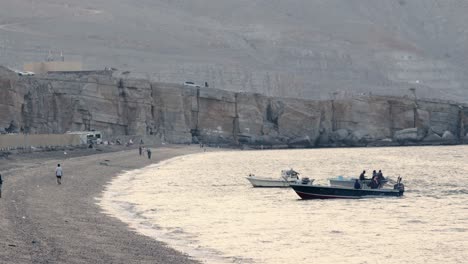 Vista-Del-Tradicional-Barco-Pesquero-Anclado-En-La-Playa,-Playa-De-Khasab-Al-Atardecer.