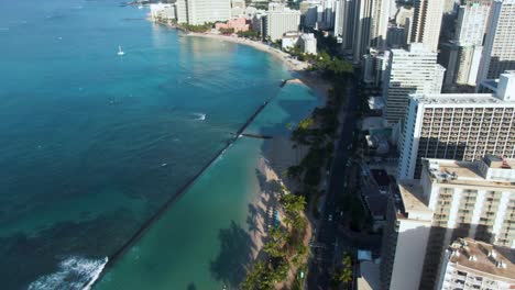 Panorámica-Aérea-De-La-Playa-De-Waikiki-Y-La-Costa-En-Un-Hermoso-Día-Soleado