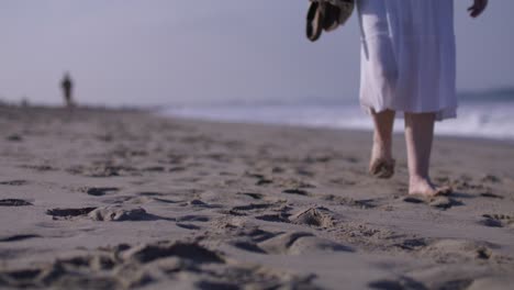 Weiße-Frau-Mittleren-Alters-Läuft-Barfuß-In-Zeitlupe-Am-Venice-Beach-In-Kalifornien