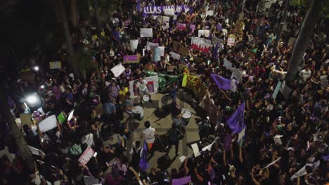 Los-Tamborileros-Actúan-Para-Los-Manifestantes-Del-Día-De-La-Mujer,-La-Noche-De-Protesta-En-Bolivia.