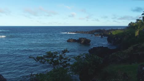 Welle-Bricht-Gegen-Die-Vulkanische-Küste-Vor-Dem-Waianapanapa-State-Park