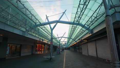 Geschlossene-Reihe-Geschäfte-Am-Frühen-Morgen-Im-Einkaufszentrum-Boven-Ij-Amsterdam-Noord