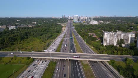 Stark-Befahrene-Autobahn-Mit-Fahrzeugen,-Die-Tagsüber-Während-Des-Pendelns-Und-Des-Warentransports-Fahren