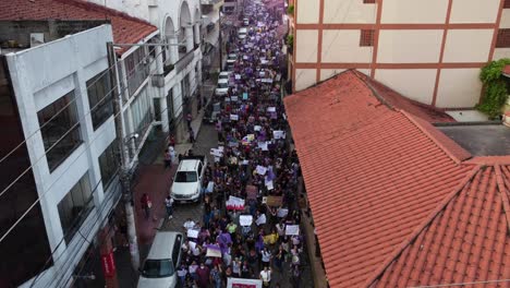 Manifestantes-Del-Día-De-La-Mujer-Llenan-La-Estrecha-Calle-De-Santa-Cruz-En-Bolivia.