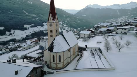Kirche-In-Einem-Kleinen-Winterlichen-Dorf-In-Den-Bergen