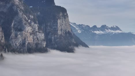 Acantilados-De-Sichelkamm-Envueltos-En-Niebla,-Suiza---Antena